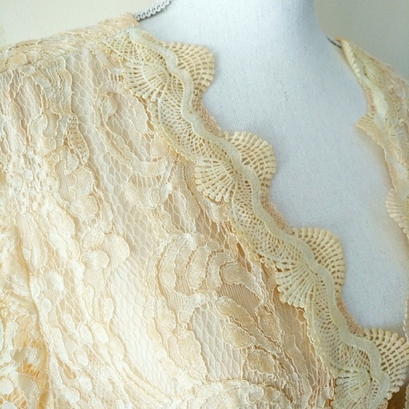 POL Lace Romper Gorgeous! Deep V Neck Bell Sleeves - Picture 4 of 8